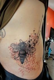 侧肋黑色蜜蜂和红色蜂巢纹身图案
