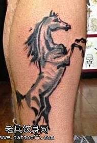 Krásný atmosférický kůň tetování vzor na nohou