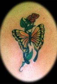 Modello tatuaggio rosa rossa e farfalla imperatore