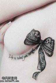 Modello di tatuaggio inglese farfalla sul petto