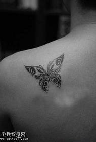 Hieno Butterfly Totem -tatuointikuvio olkapäällä