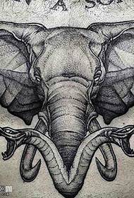 modello di tatuaggio di elefante sul petto