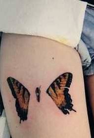 Patrón de tatuaje de mariposa de pierna