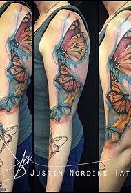 Wzór tatuażu motyl na ramieniu atramentu