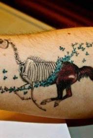 Modello braccio tatuaggio mezzo cavallo mezzo scheletro
