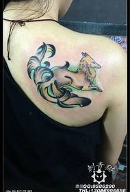 Patrón de tatuaxe de raposo clásico de nove colas no ombreiro