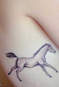 腰部好看的小马纹身图案