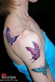 कंधे पर सुंदर तितली टैटू