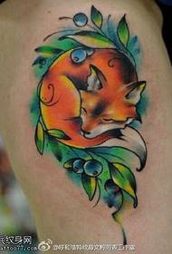 Uzorak za tetoviranje cvjetne lisice na bedru