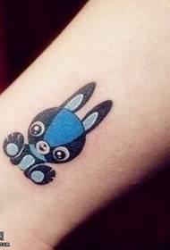 Patrón de tatuaje de color de conejo de dibujos animados de muñeca