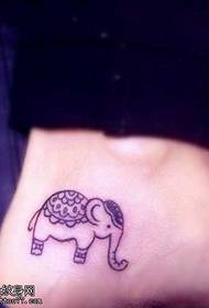 fot tecknad elefant söt tatuering mönster