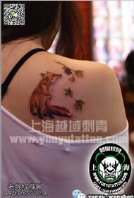 Fox tatueringsmönster under axlarna