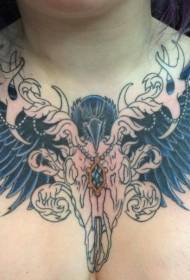 Cranio di cervo sul petto con gioielli e motivo del tatuaggio del corvo