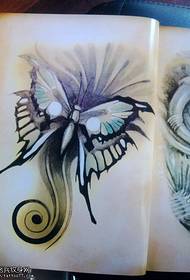Pola tato kupu-kupu yang indah