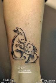 兔媽媽和寶寶在小腿上的紋身圖案