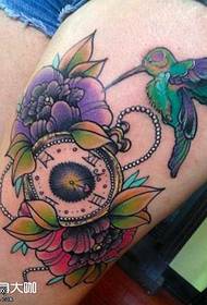 Kāju krāsas putnu pulksteņa tetovējuma raksts