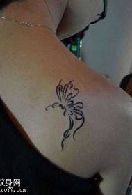 Bahu adalah pola tato totem kupu-kupu yang sangat individual