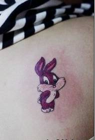 Un bar di mostra di tatuaggi hà cunsigliatu un mudellu di tatuaggi di cuniglia di cartone animatu