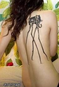 gambe lunghe posteriori come il modello del tatuaggio