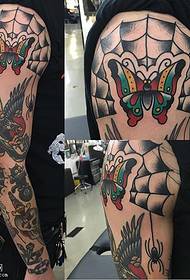 Modèle de tatouage papillon peint à l'épaule