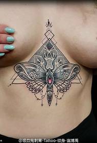 una bella tatuosa di farfalla nantu à u pettu