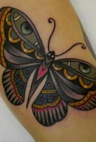 Hermoso patrón de tatuaje de mariposa tradicional