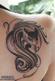 Uzorak tetovaže lisice s malim lisicama na ramenu