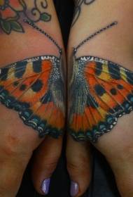 腕の現実的なスタイルの色の蝶のタトゥーパターン