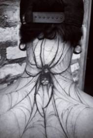 9 melno zirnekļu un zirnekļtīkla tetovējumu darbi