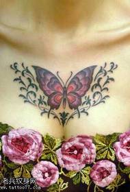 Brusto de tatuaje de ruĝa papilio