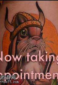 disegno del tatuaggio gamba coniglio re
