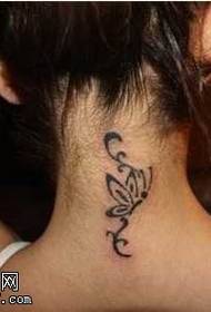 Patrón de tatuaxe con tótem de bolboreta no pescozo