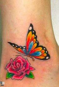 Motif de tatouage papillon couleur pied