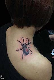 wzór tatuażu pająka z tyłu szyi