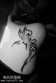 Uzorak za tetoviranje leptira s leđima na ramenu