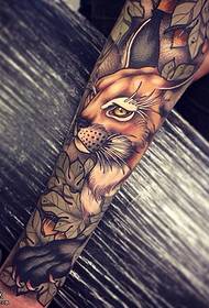 arm geschilderd konijn tattoo patroon