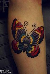 다리에 아름답고 아름다운 나비 문신 패턴