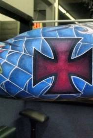 Veliki crveni križ s uzorkom tetovaže paukove mreže