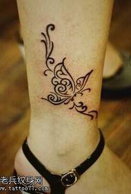 Juodo drugelio totemo tatuiruotės modelis ant kojų
