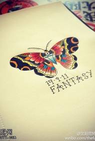 Образец со ракопис за тетоважа во пеперутка во боја