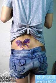 Талия, оцветена в лилав модел на татуировка на пеперуда