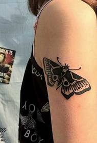 手臂個性蝴蝶紋身圖案