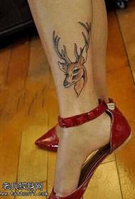 Patrón de tatuaje de ciervo de pierna
