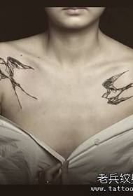 Shoulder Europe and the United States clavicle sexy line swallow tattoo pattern