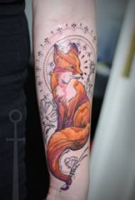 ແຂນຂອງເດັກຍິງແຕ້ມຮູບແຕ້ມດ້ວຍນ້ ຳ ສີທີ່ສ້າງສັນຮູບແຕ້ມ tattoo Fox ງາມ ໜ້າ ຮັກ