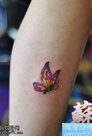 Mazs un skaists tauriņa tetovējuma raksts uz kājām