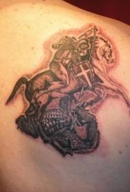 Maraíonn an rothaí capaill donn patrún tattoo nathair