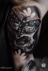 U tatuu di craniu è farfalla neru è biancu in l'internu di u bracciu