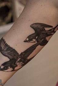krahët e vegjël swallows luajnë modelin e tatuazheve