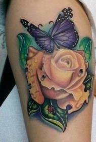 Stehenné žlté ruže a motýľ ploché puzzle štýl tetovanie vzor